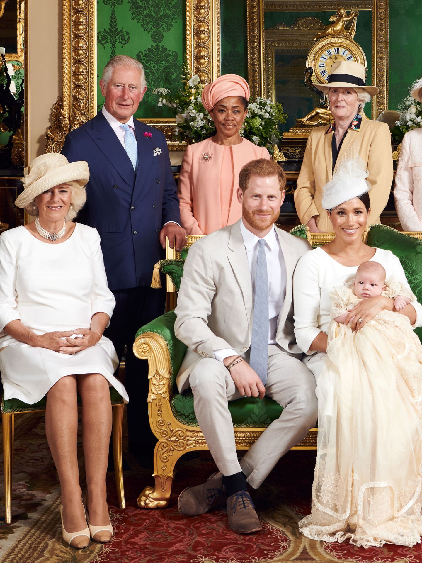 Retrato oficial de la Casa Real británica tras el nacimiento de Archie, el primer hijo de Meghan Markle y el príncipe Harry. (EFE)