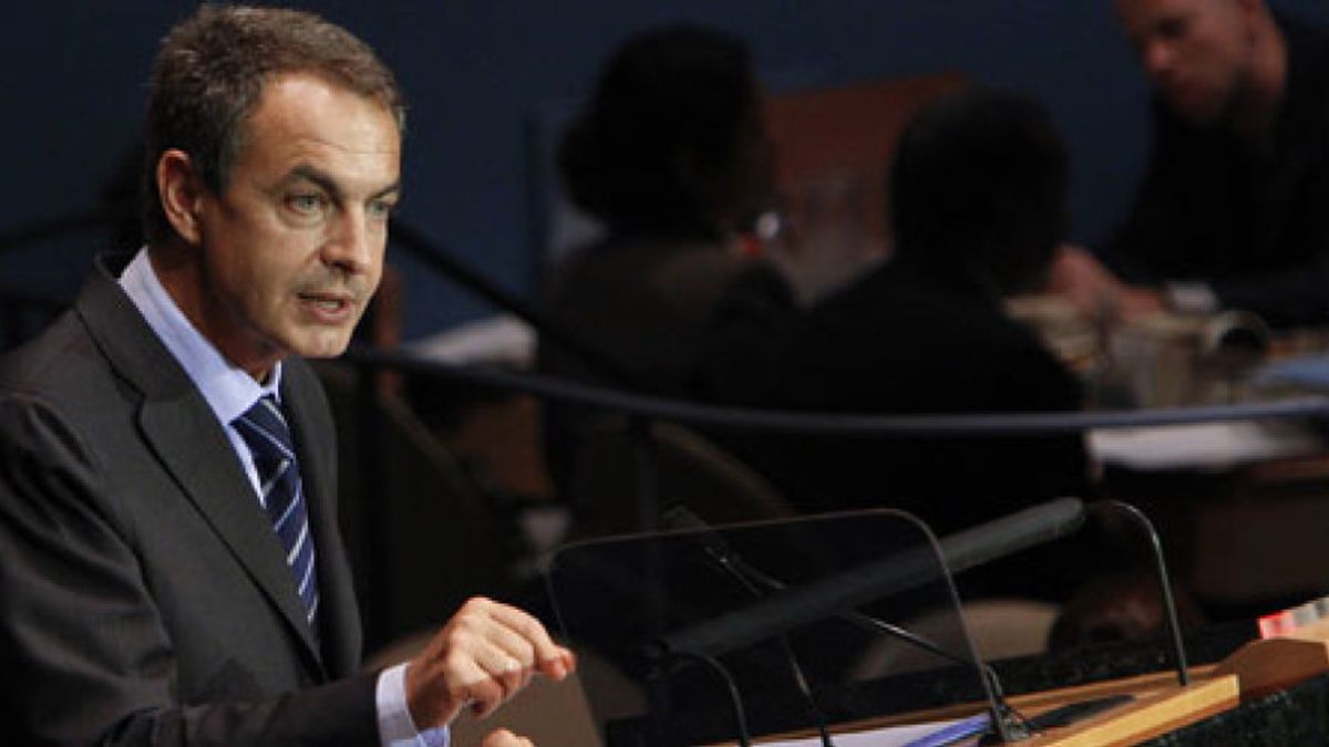 Zapatero dice que España bajará el déficit "cueste lo que cueste"