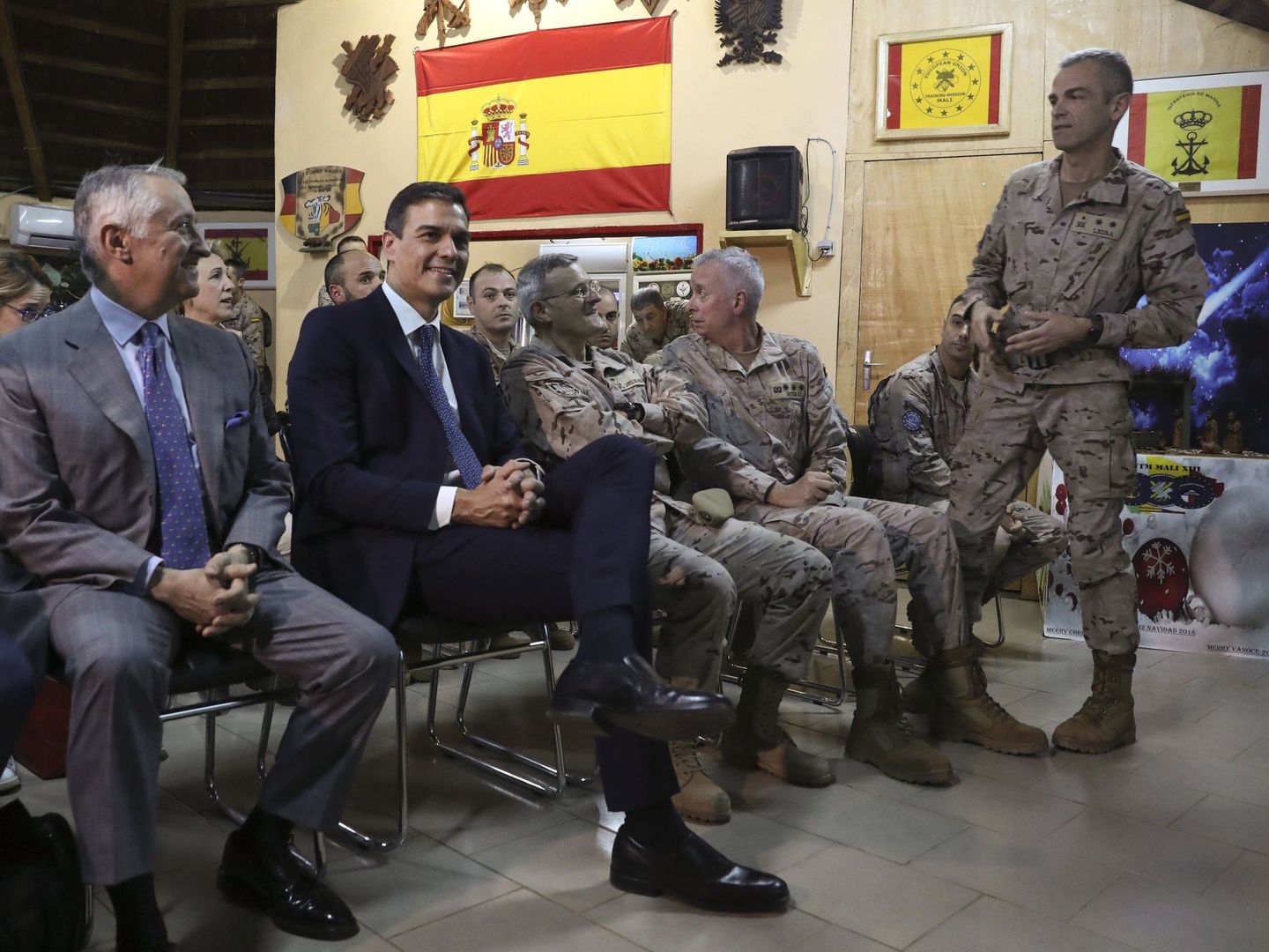 Pedro Sánchez, con el contingente español en la base de Koulikoro, en Mali. Era el pasado 27 de diciembre, en su último viaje internacional de 2018. (EFE)