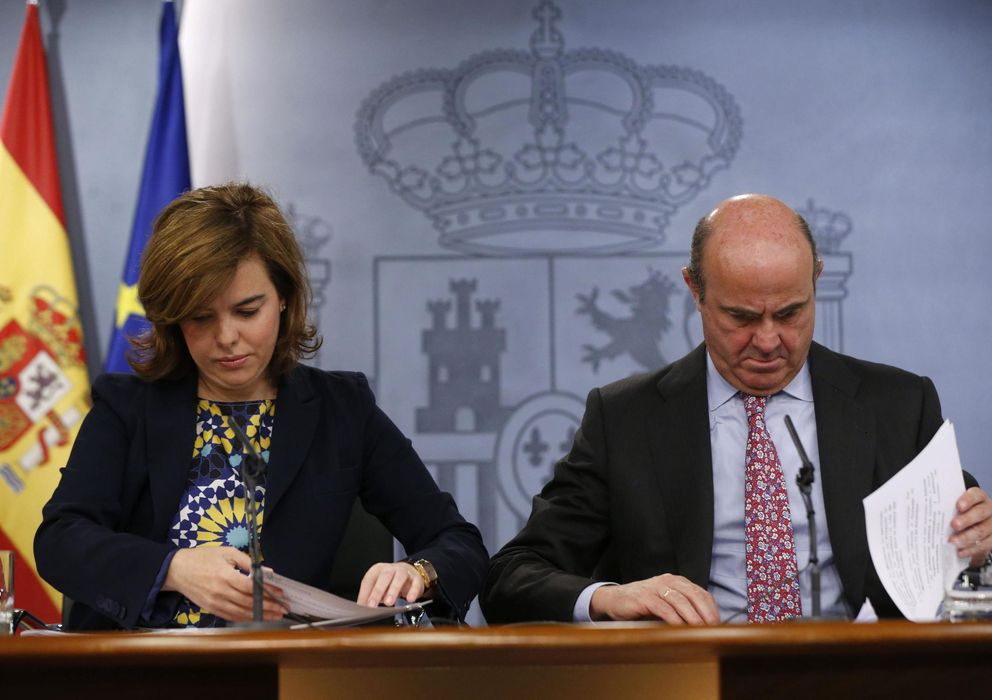 Foto:  El ministro de Economía, Luis de Guindos, y la vicepresidenta del Gobierno, Soraya Sáenz de Santamaría (Efe)