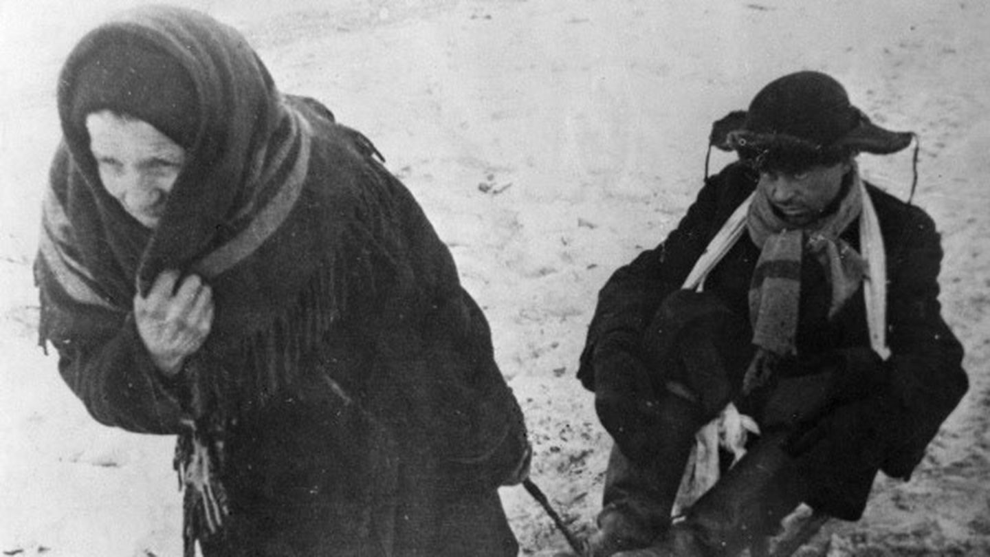 Una pareja mendiga por Leningrado tras el bombardeo. (Israel Ozerskiy / https://www.tassphoto.com/ru)
