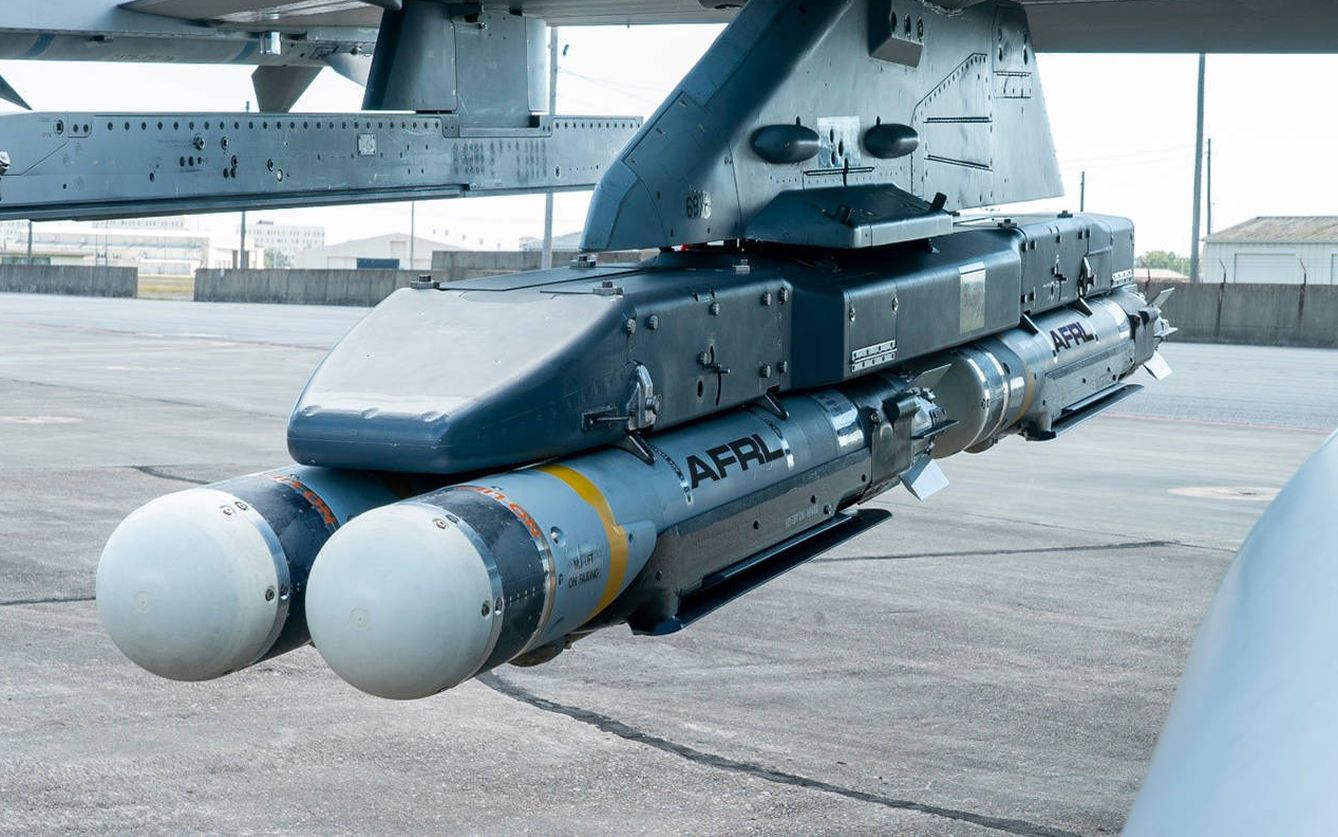 Cuatro bombas CSDB bajo el ala de un F-16. Dos de ellas serían lanzadas en la prueba del 20 de diciembre de 2020. (Air Force Research Laboratory)