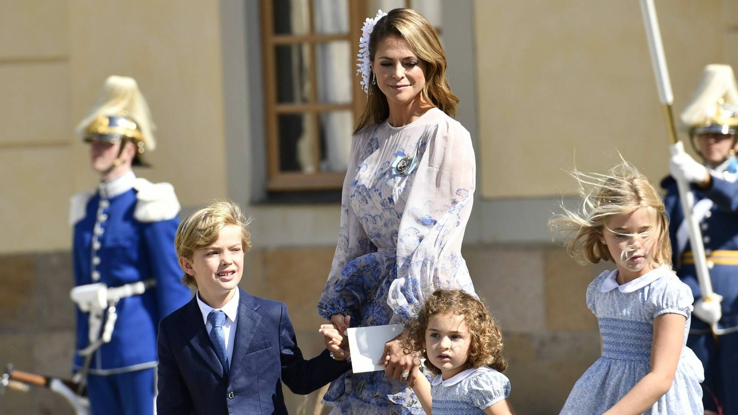 Magdalena de Suecia posando con sus hijos durante el bautizo del príncipe Julian.(CP)