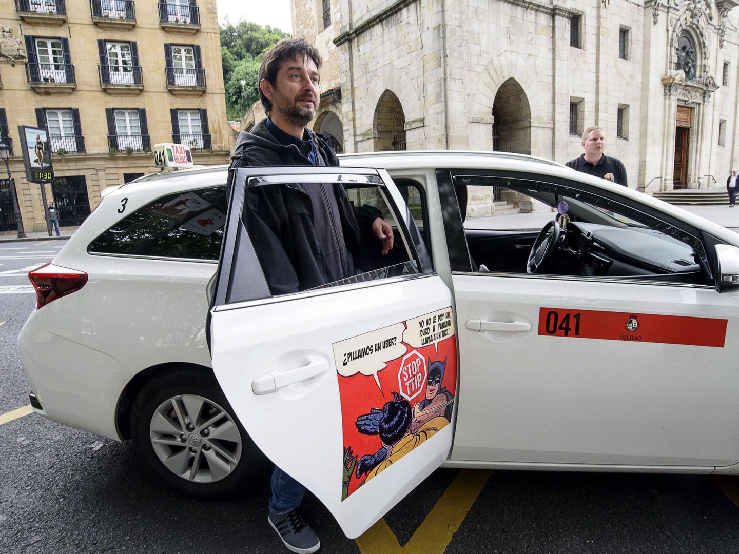 El diputado de Unidos Podemos Rafael Mayoral en una imagen de archivo apoyando al taxi. (EFE)