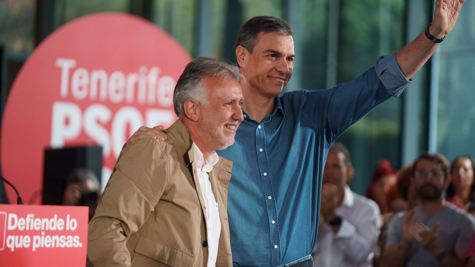 Ángel Víctor Torres y Pedro Sánchez, en un mitin de la campaña del 28-M. (EFE/Ramón de la Rocha)