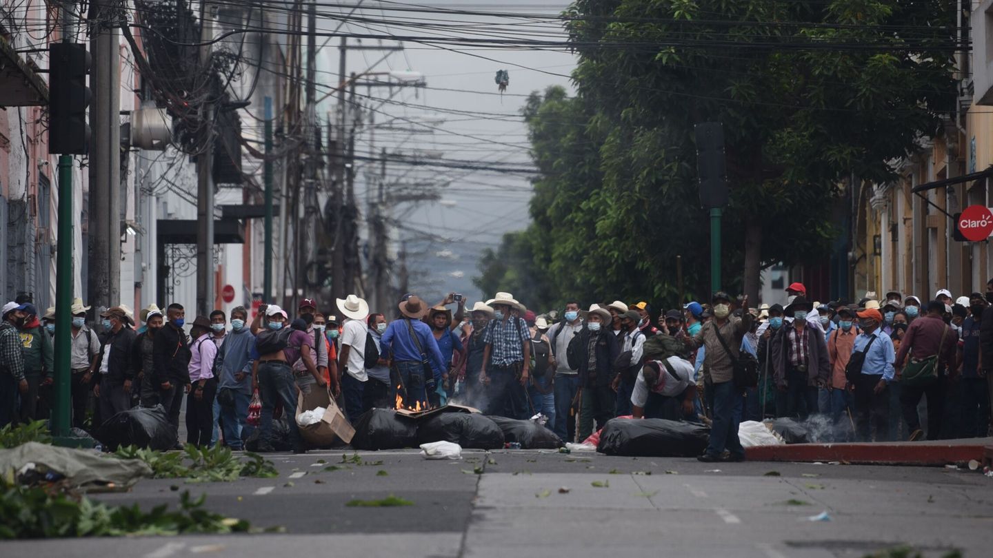 Barricadas instaladas por los manifestantes en los alrededores del Congreso, en Ciudad de Guatemala. (EFE)
