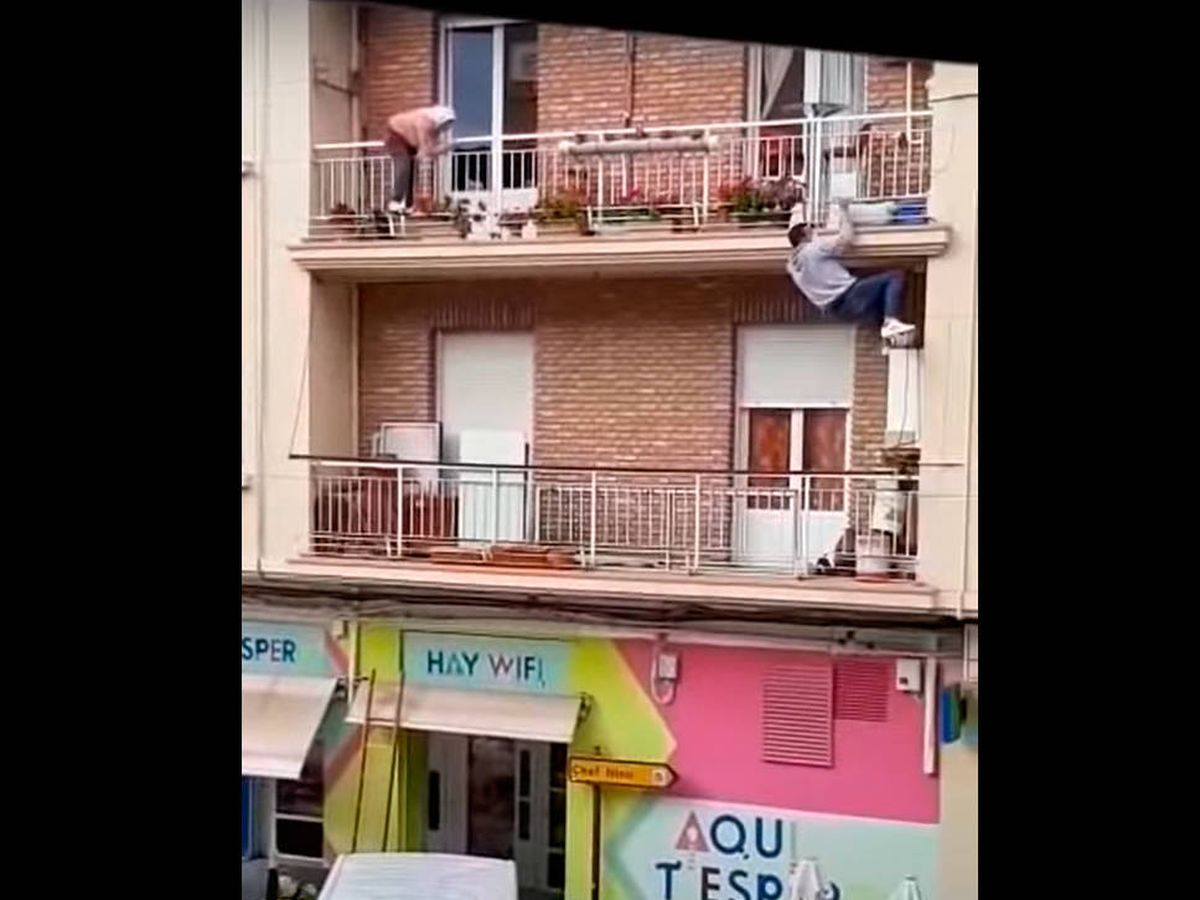 Foto: Camilo, trepando por el balcón, mientras la anciana cuelga de la barandilla (YouTube)