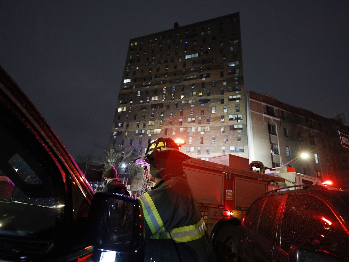 Foto: Bomberos en el edificio donde se produjo el incendio, en Nueva York. (EFE/ Justin Lane)