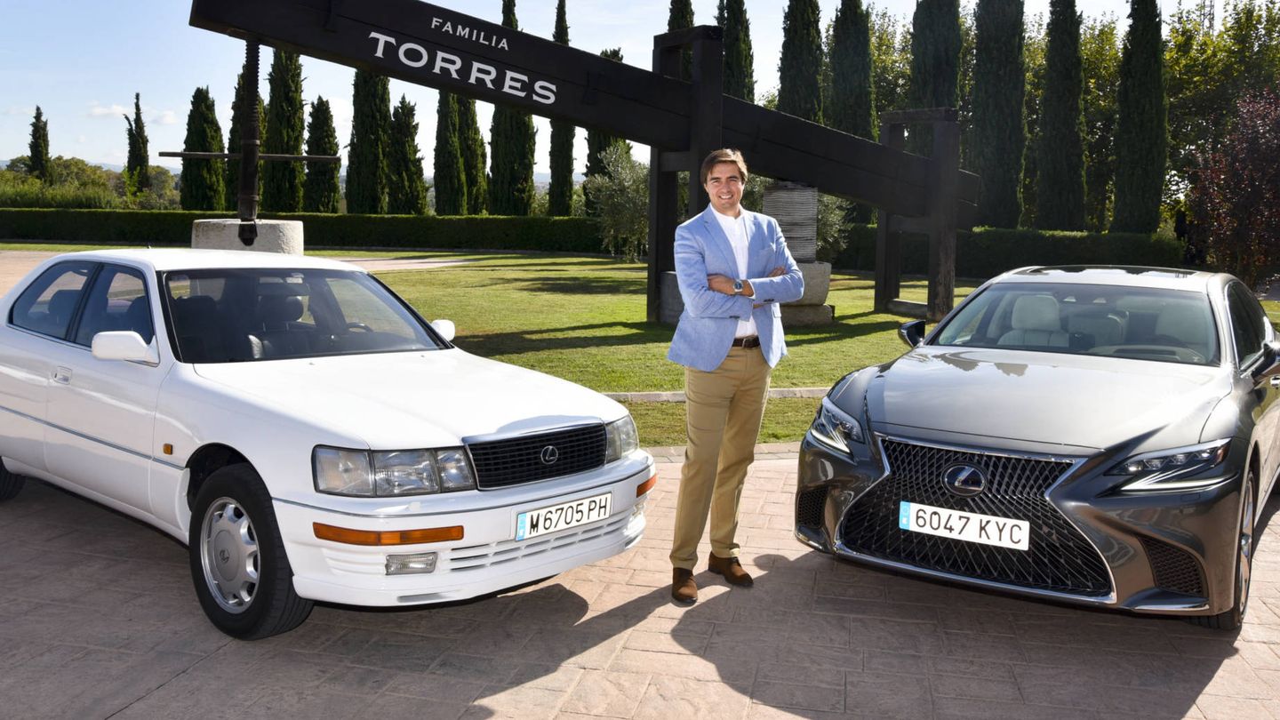El director general de Lexus España, Leo Carluccio, junto al primer y el último LS. 