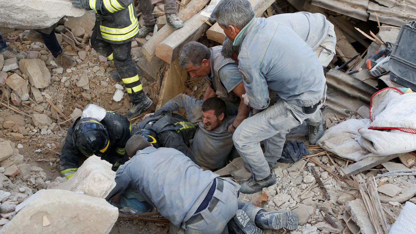 Foto: Imagen del rescate de un hombre en Amatrice (REUTERS)