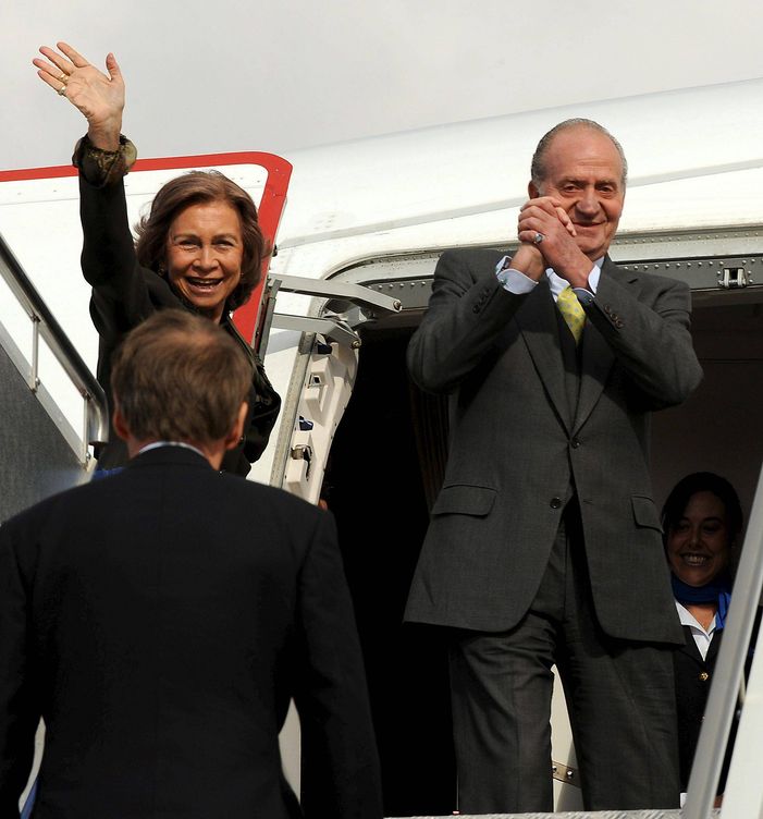 Don Juan Carlos y doña Sofia se despiden desde las escalerillas del avión que les llevó a Sídney en 2009. (EFE)