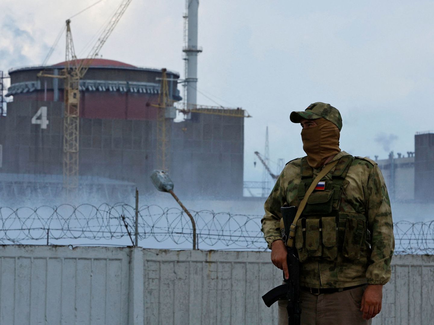 Un soldado ruso cerca de la planta nuclear de Zaporiyia. (Reuters/Alexander Ermochenko)