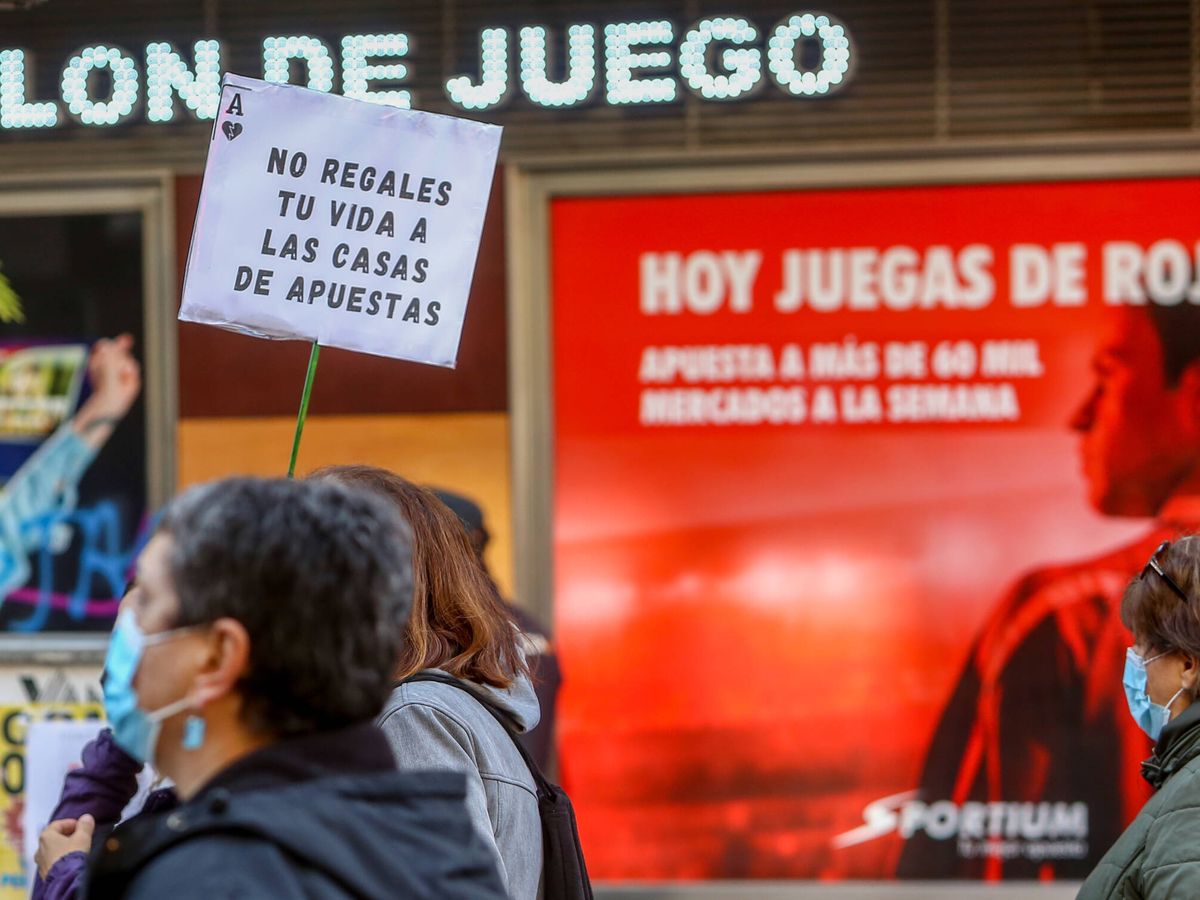 Foto: Imagen de archivo de una manifestación contra las casas de apuestas. (Europa Press/Ricardo Rubio)