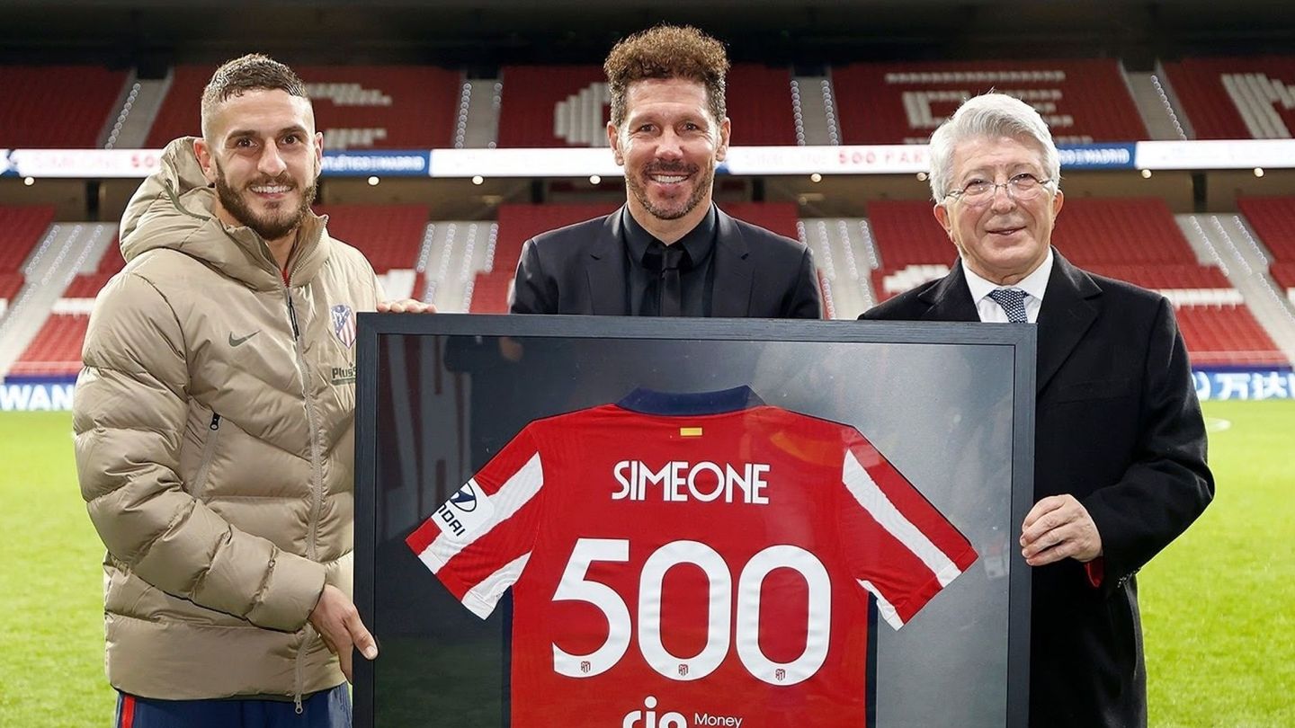 Diego Simeone, Koke y Cerezo celebran los 500 partidos del argentino como entrenador del Atlético de Madrid. (EFE)
