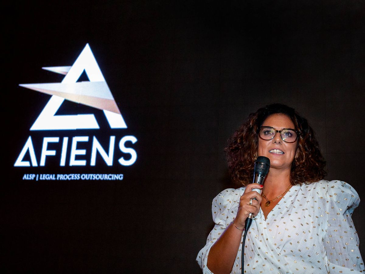 Foto: Lorena Salamanca, CEO de Afiens, junto al nuevo logo. (Cedida)