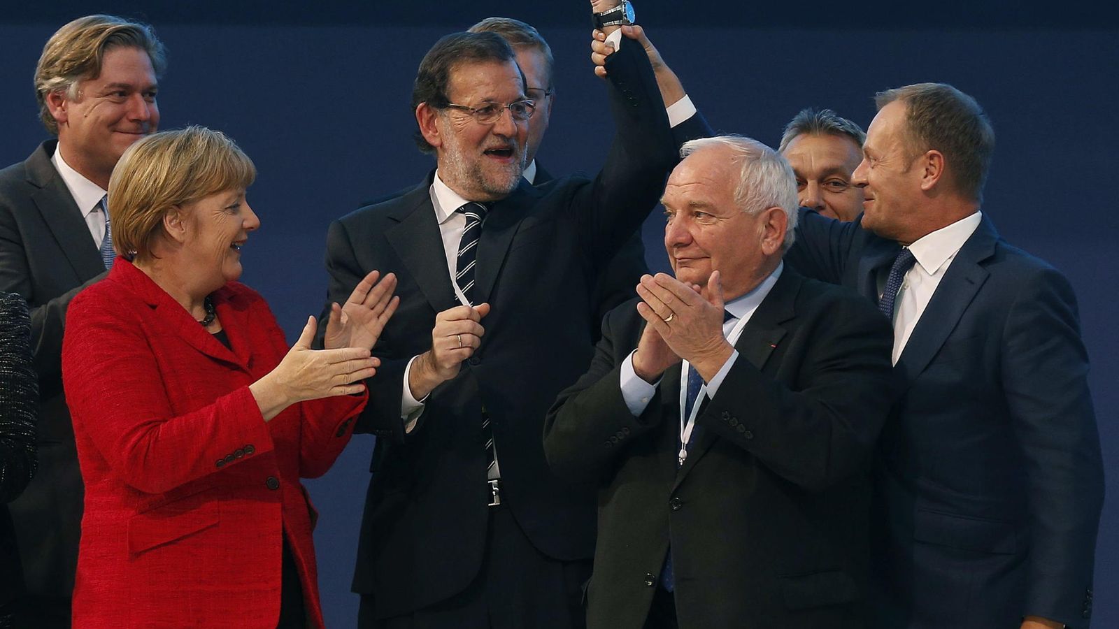 Foto: El presidente del Consejo Europeo, Donald Tusk, levanta el brazo del presidente del Gobierno, Mariano Rajoy, junto al presidente del PPE, Joseph Daul, y la canciller alemana, Angela Merkel, en el Congreso del PPE en Madrid. (EFE)