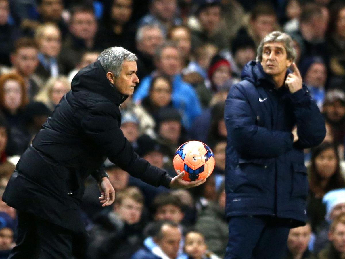 Foto: José Mourinho y Manuel Pellegrini, en un partido entre el Chelsea y el Manchester City. (Reuters/Darren Staples)