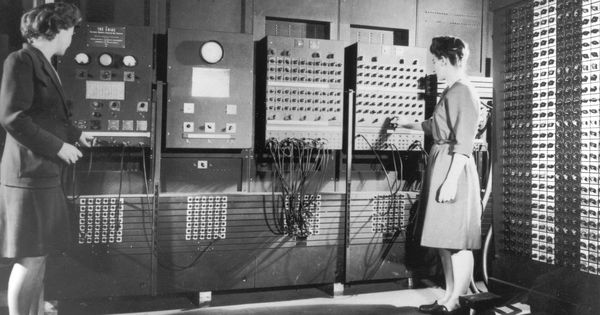 Foto: Betty Jennings y Frances Bilas, dos de las primeras programadoras del ENIAC (Wikimedia Commons)
