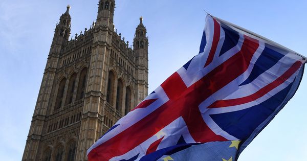Foto: La bandera británica ondea sobre la de la Unión Europea ante el Parlamento en Londres. (EFE)