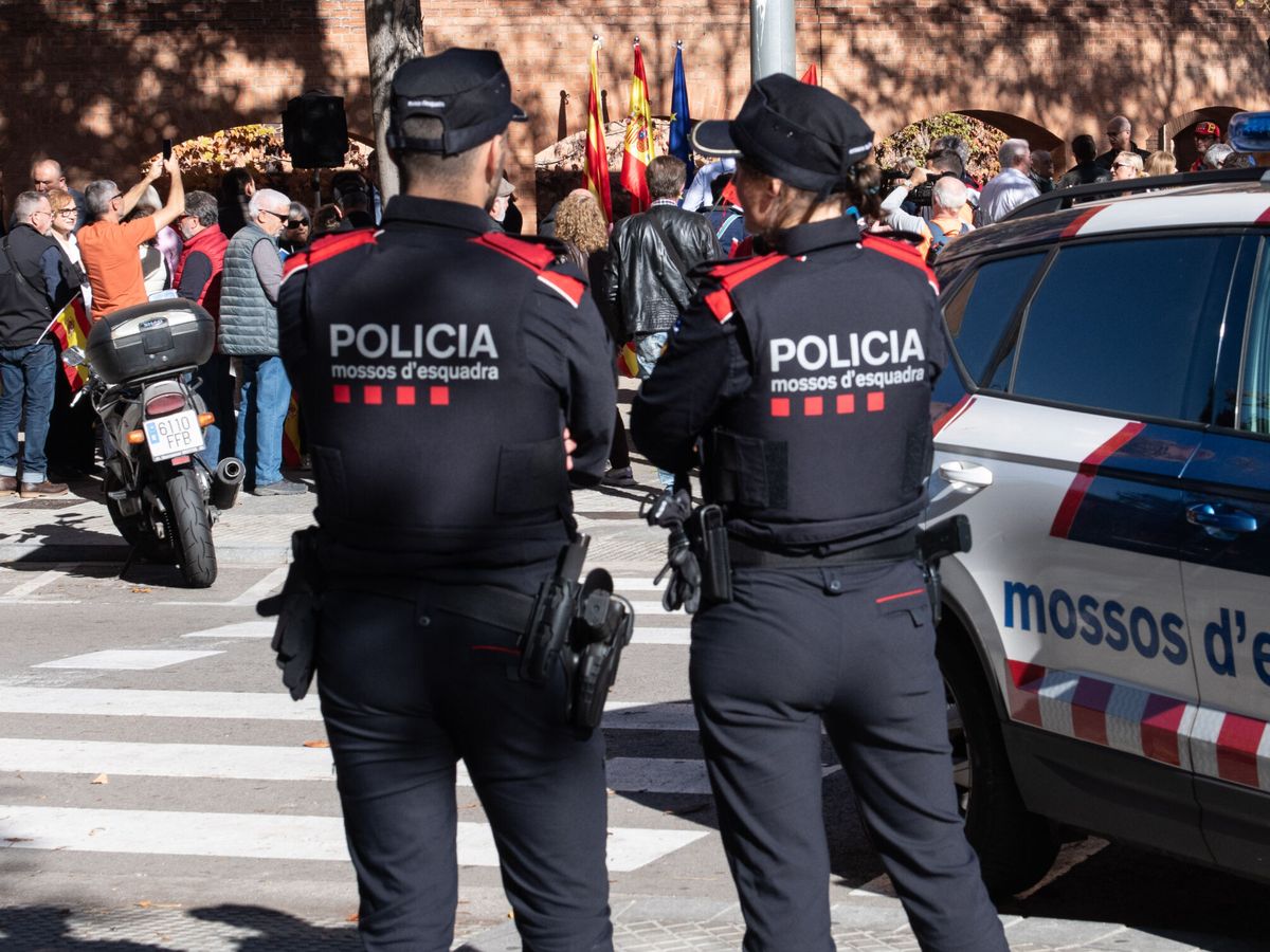 Foto: Dos agentes de los Mossos. (Europa Press/Glòria Sánchez)
