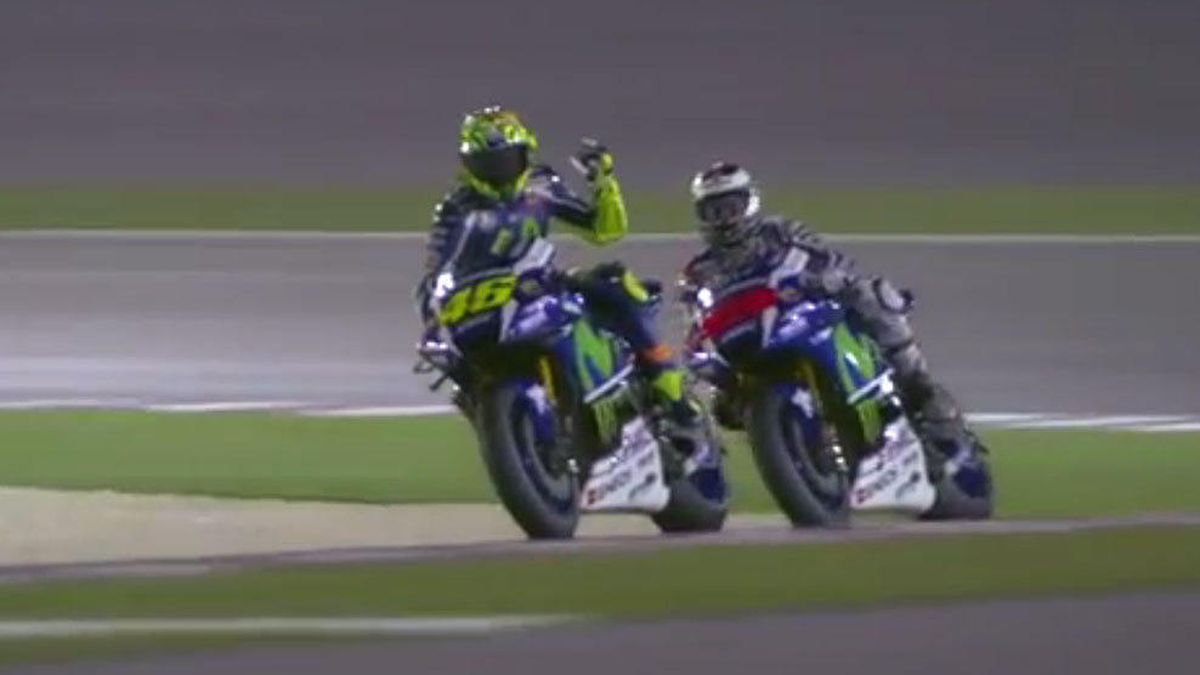 Lorenzo consigue la 'pole' en Qatar y aguanta el primer mosqueo de Rossi