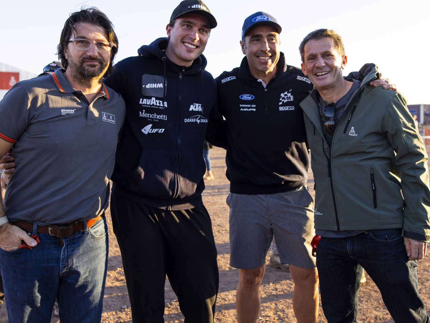Meoni, con David Casterá, director del Dakar, y Nani Roma, ambos rivales de su padre Fabrizio (Julien Delfosse / DPPIAFP7)