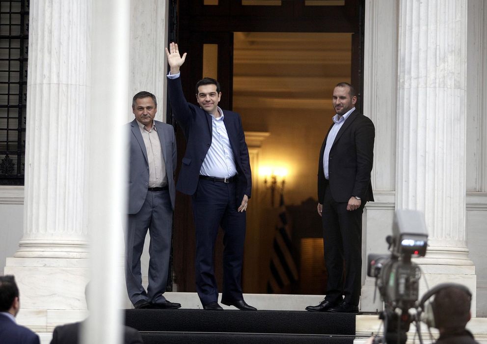 Foto: El nuevo primer ministro de Grecia, Alexis Tsipras, saluda a su llegada a la mansión Maximos (sede del Gobierno) tras su toma de posesión (Reuters).