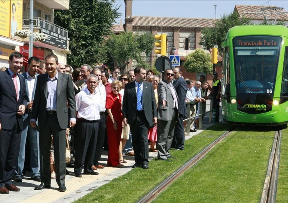 Foto: Tomás Gómez, con el entonces presidente del Gobierno, J.L. Rodríguez Zapatero, ante el tranvía. 