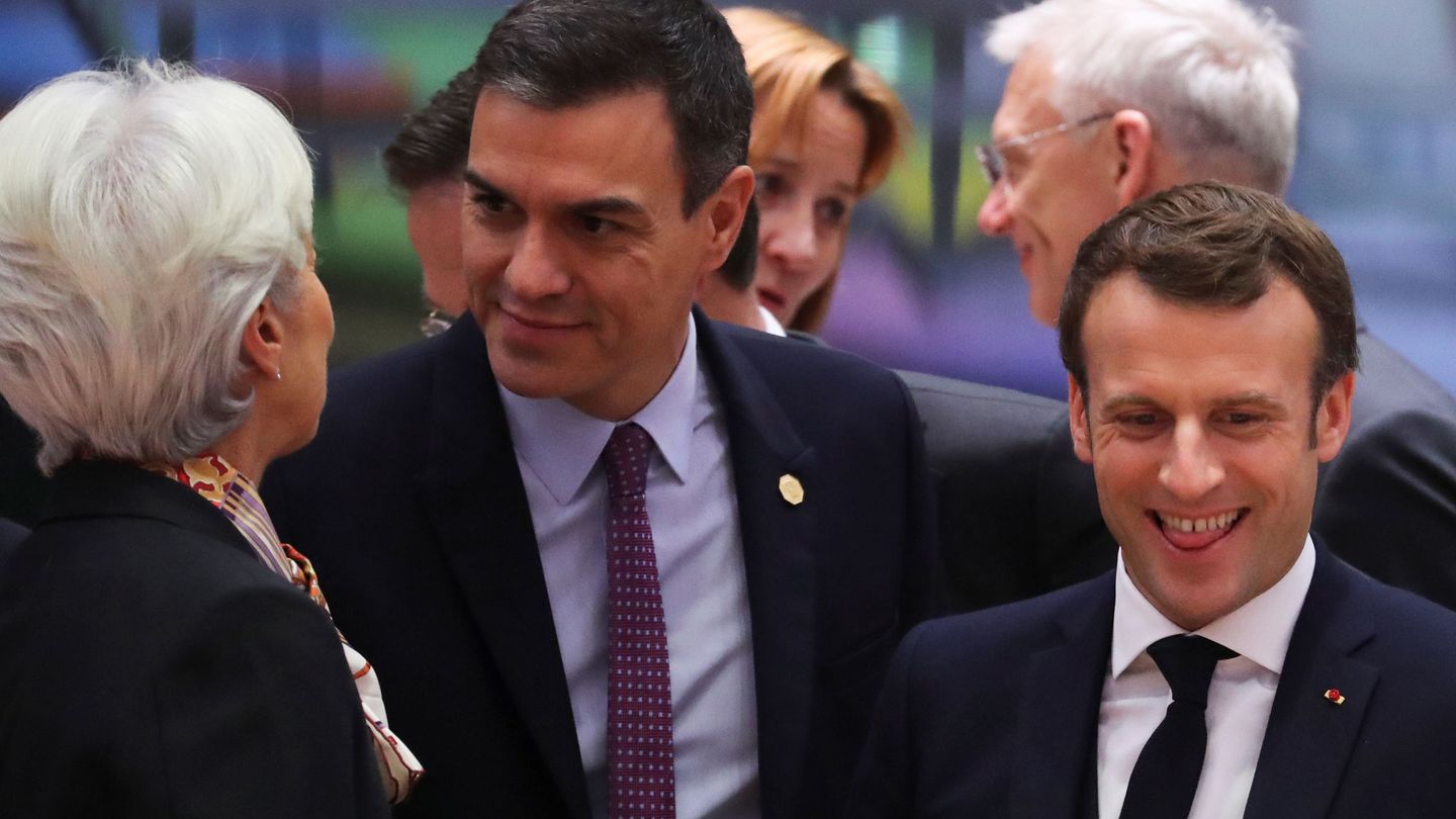 Pedro Sánchez, presidente del Gobierno, junto su homólogo francés y la presidenta del BCE. (Reuters)