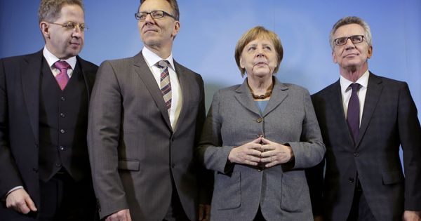 Foto: Maassen, a la izquierda, junto a Merkel, en un encuentro con el responsable de la policía federal alemana. (Reuters)