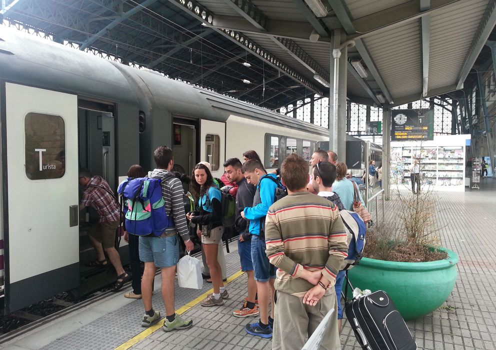 Foto: Pasajeros subiendo al tren este sábado en la estación de Santiago.