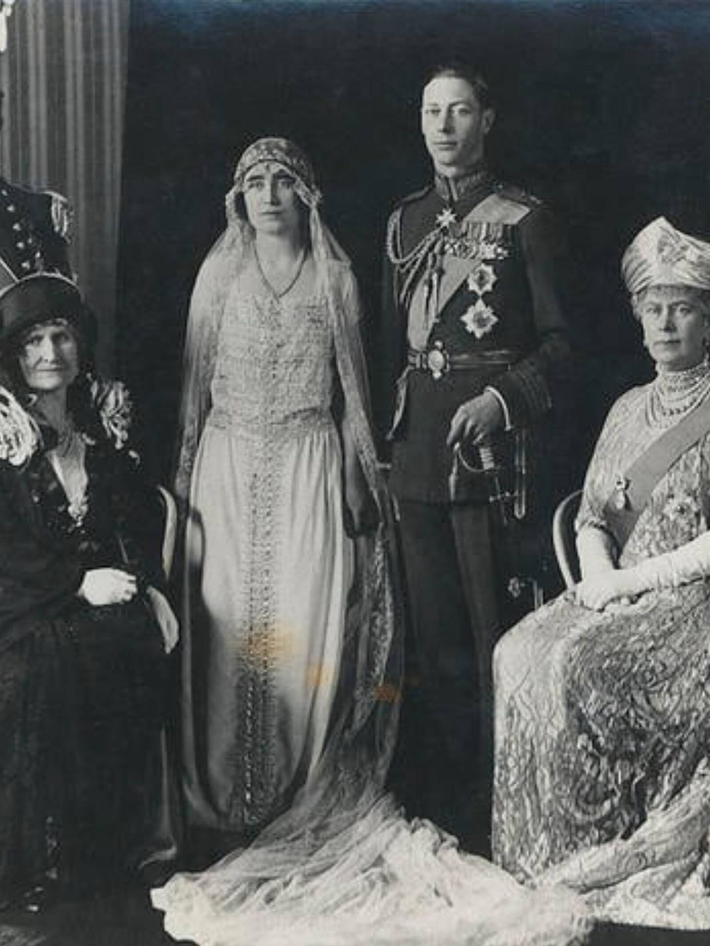 Los príncipes Isabel y Alberto, después rey Jorge VI, junto a sus respectivas madres. (Cortesía/Royal Collection Trust)