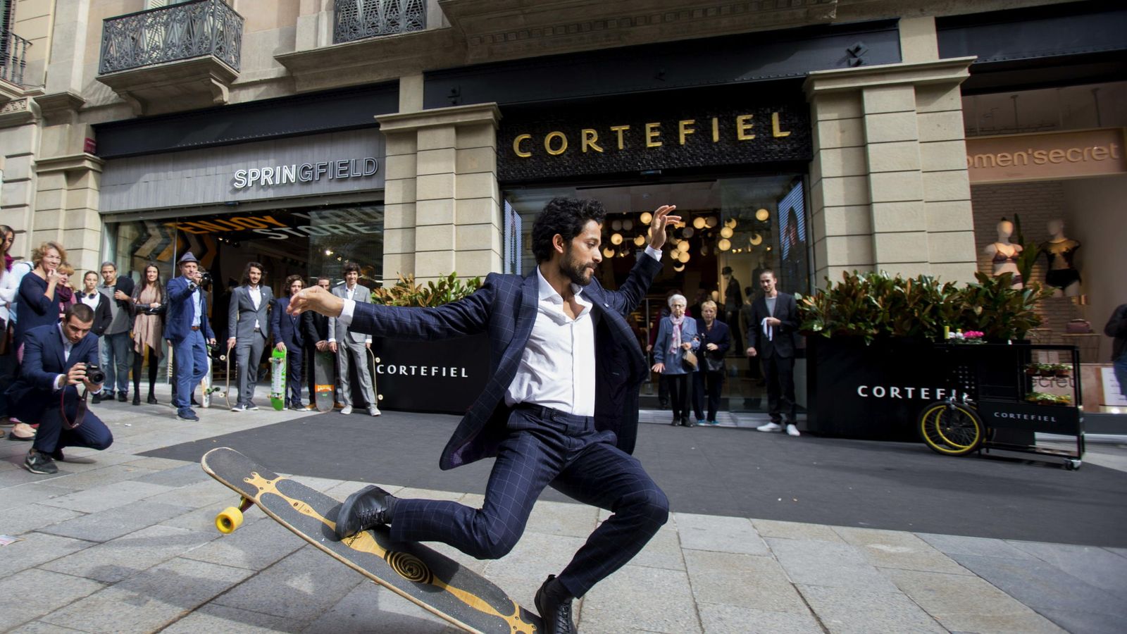 Foto: El 'skater' parisino Lofti Lamaali, imagen de Cortefiel para su sastrería de hombre, protagoniza una demostración delante de una de sus tiendas. (EFE)