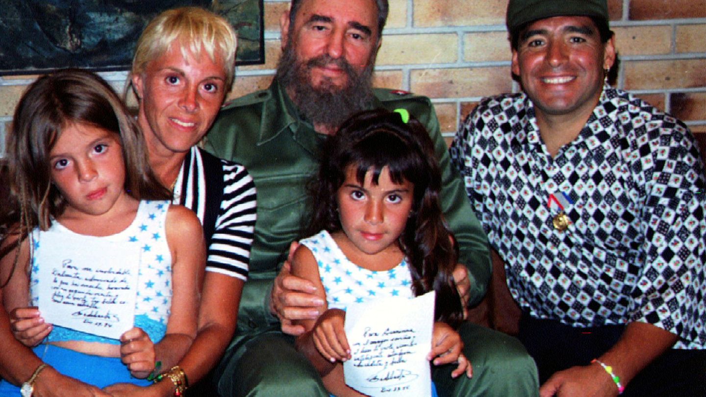 Maradona, su exmujer, Claudia, y las dos hijas del matrimonio, en compañía de Fidel Castro. (Reuters)