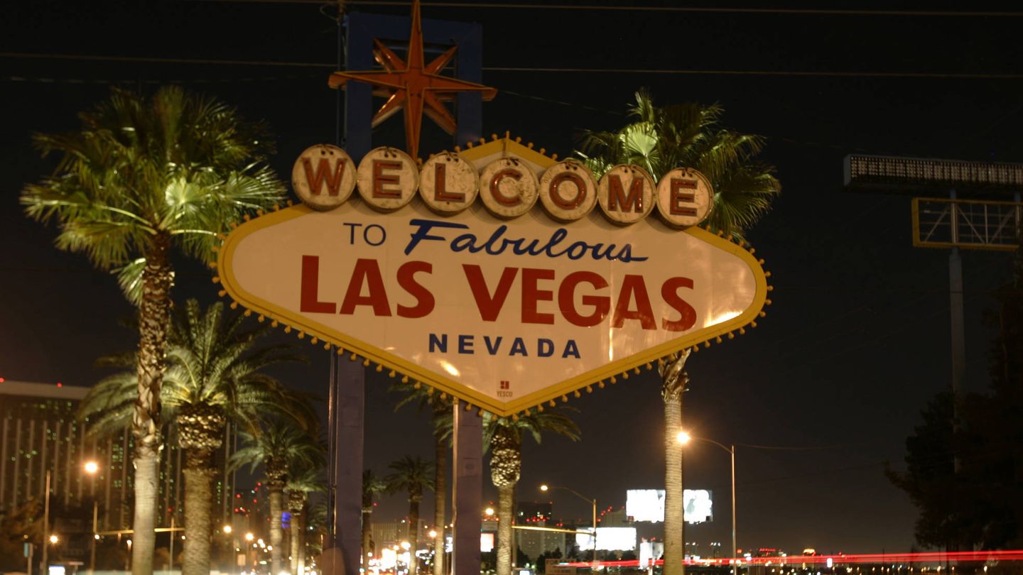 Cartel de 'Bienvenido a la fabulosa Las Vegas' visto por la noche. (Reuters)