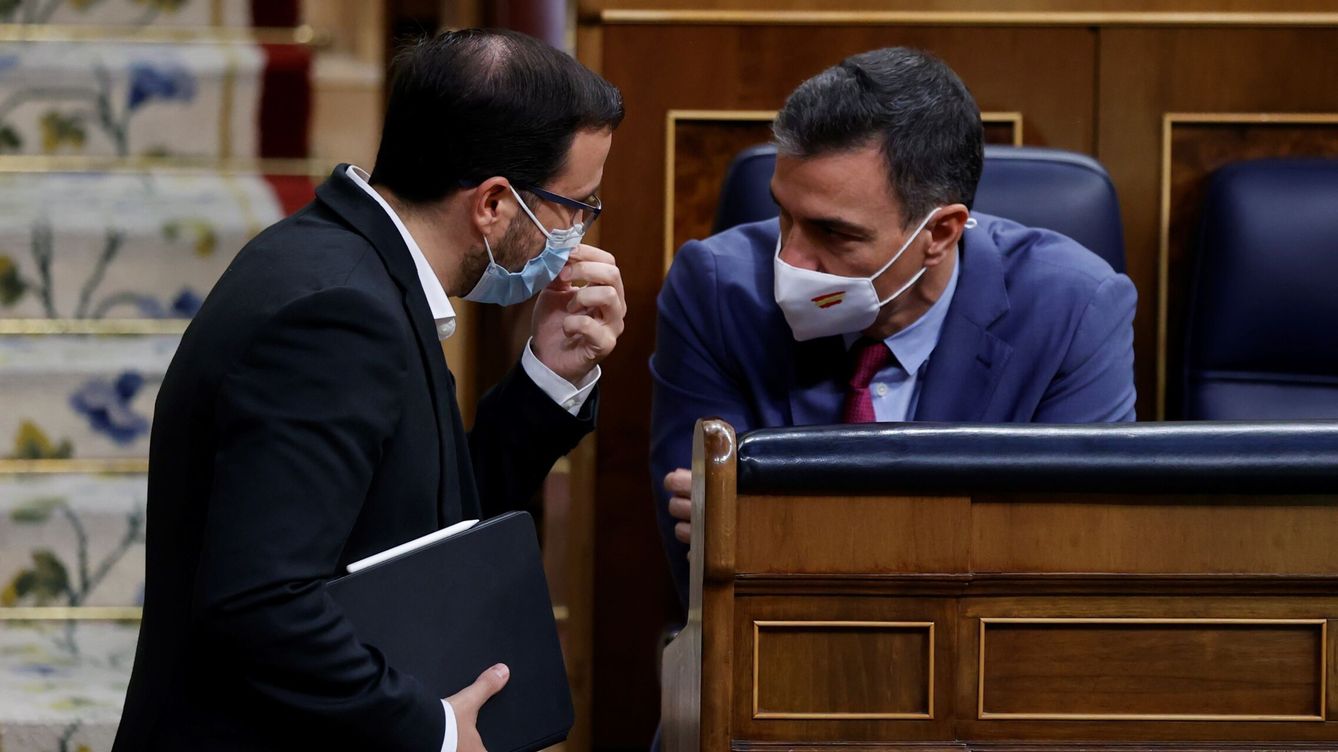 Foto: Pedro Sánchez conversa con el ministro de Consumo, Garzón. (EFE/Mariscal)