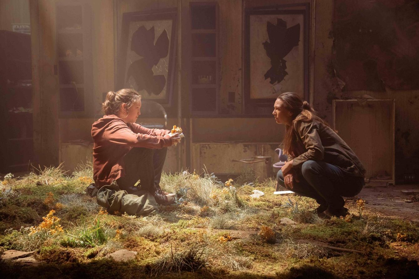 Bella Ramsay y Anna Torv, en otro momento de 'The Last of Us'. (HBO)