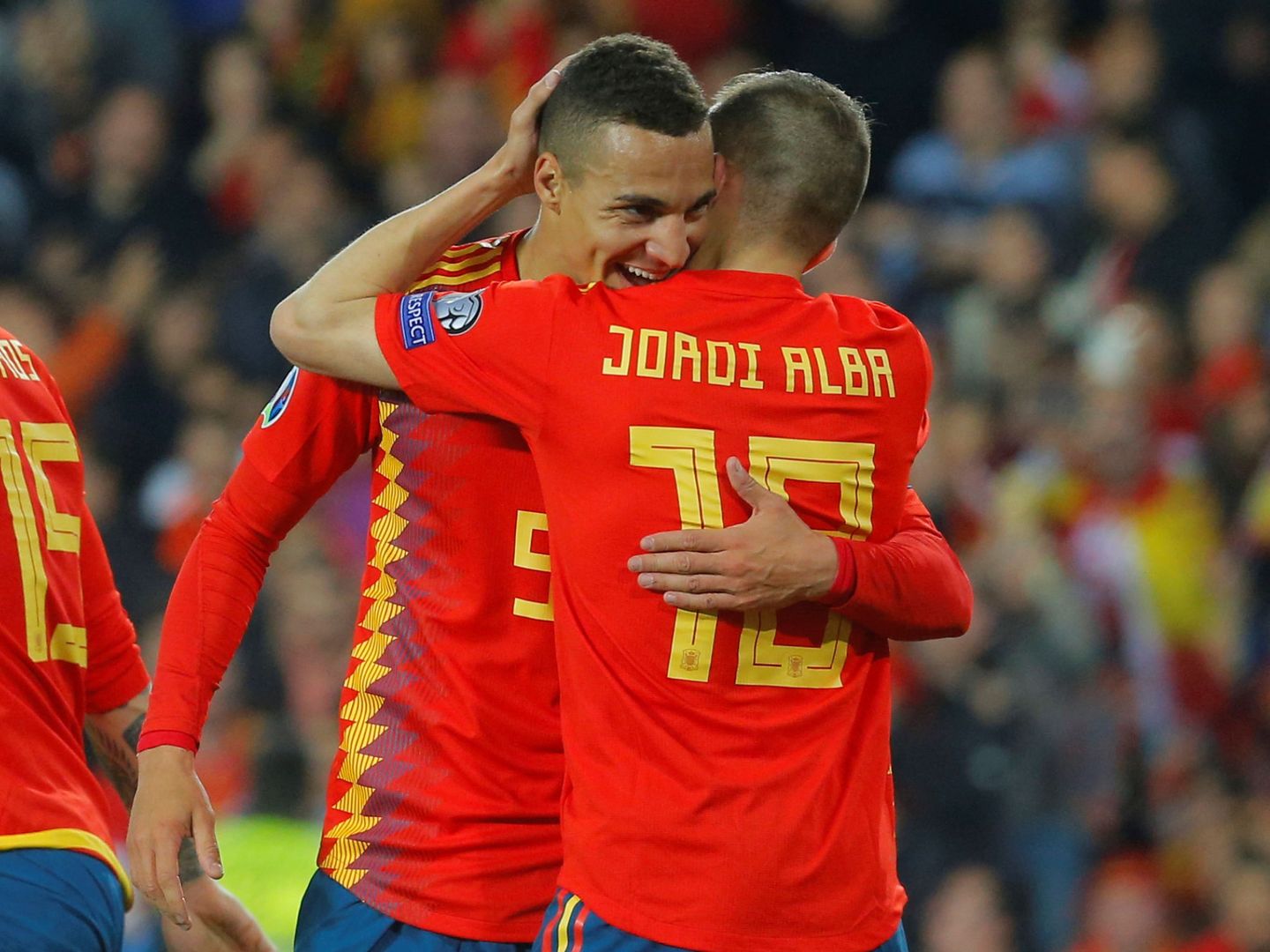 Jordi Alba se abraza a Rodrigo tras el primer gol de España. (EFE)