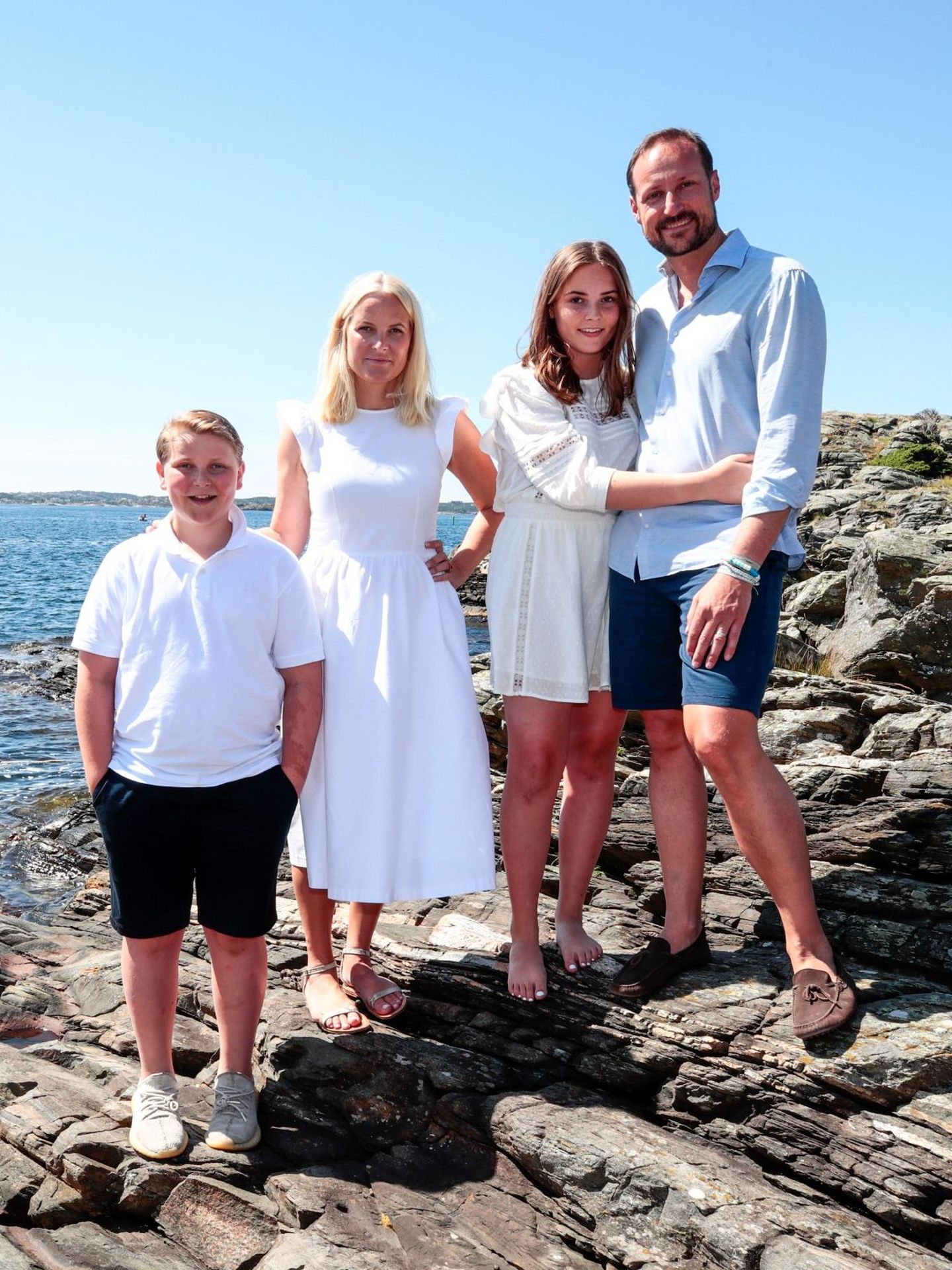 Sverre, junto a sus padres y su hermana en un posado familiar. (EFE)