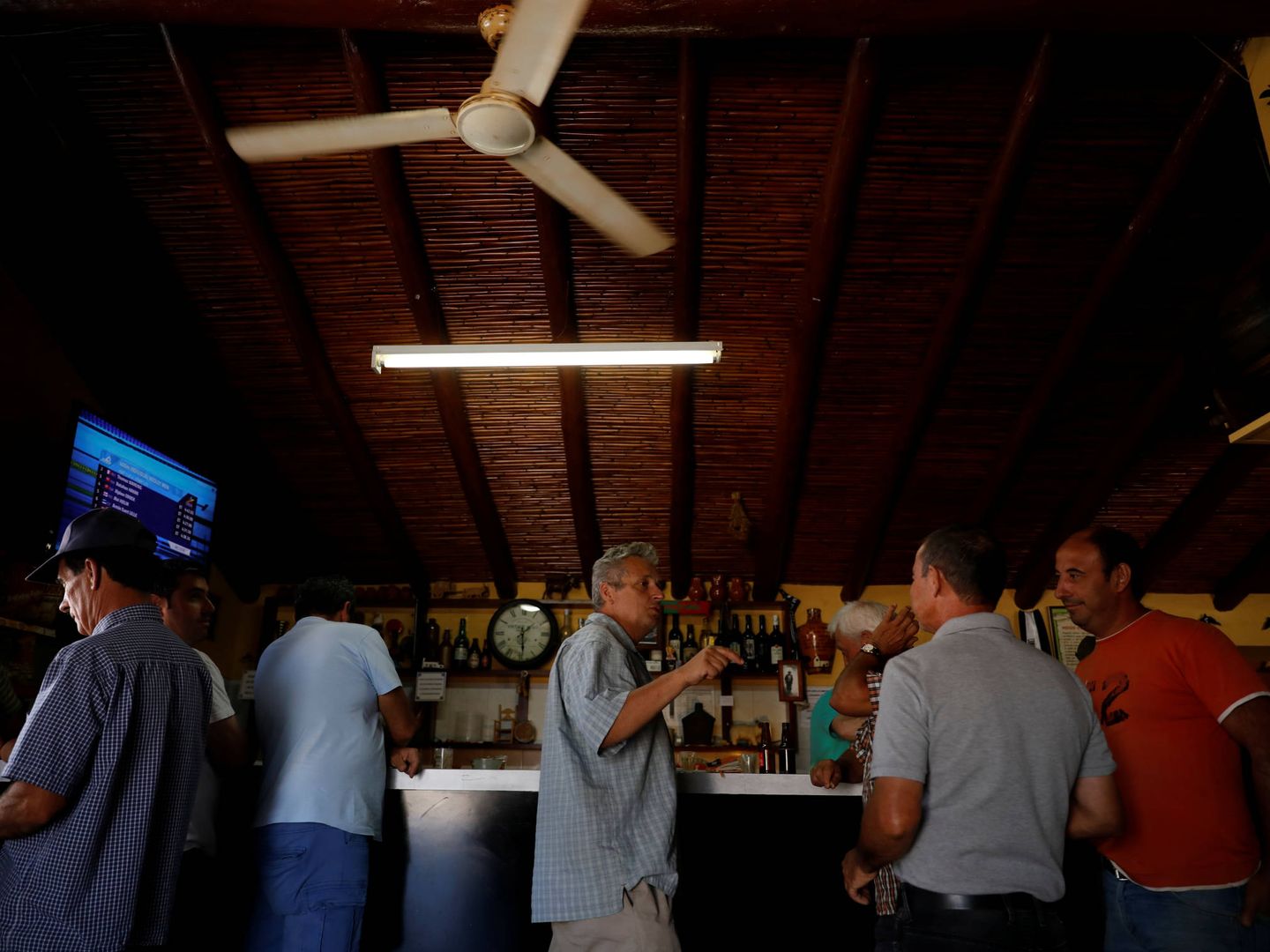Unos hombres charlan mientras beben en una taberna en Pias, Portugal. (Reuters)