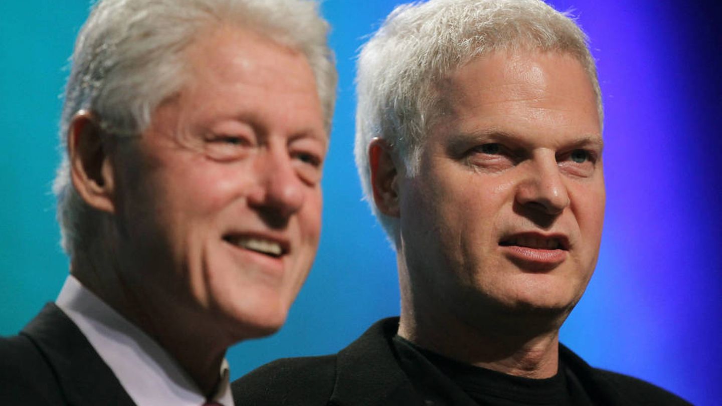   Bill Clinton, junto a Steve Bing. (Getty)