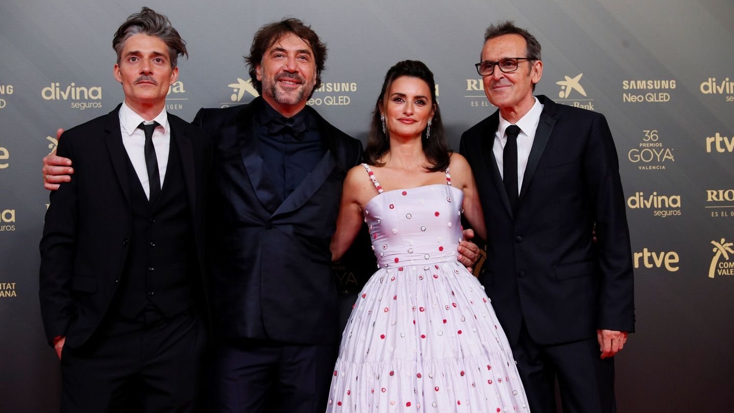 Alberto Mielgo, junto a Javier Bardem, Penélope Cruz y el compositor Alberto Iglesias en los Premios Goya. Todos nominados a los Oscar. (EFE/Biel Aliño)