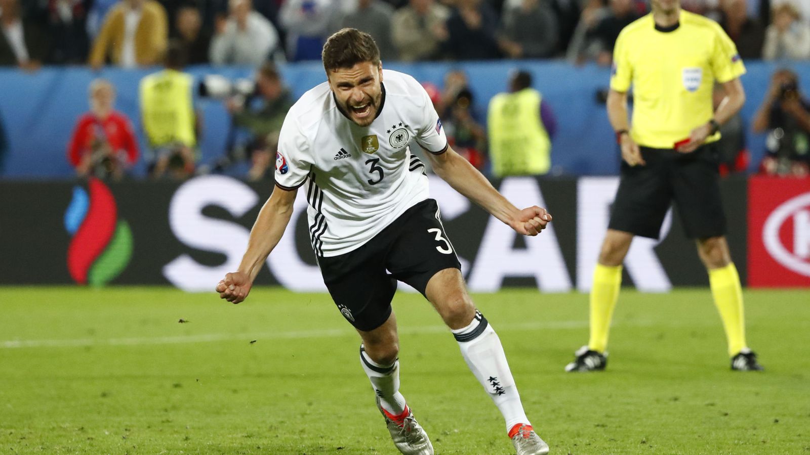 Foto: Jonas Hector celebra el penalti que dio a Alemania el pase a semifinales. (Reuters) 
