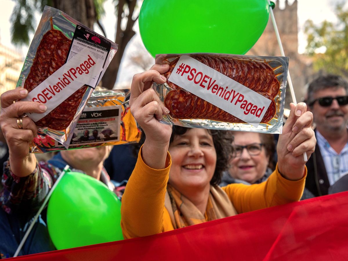 Foto: Reparten chorizo contra la corrupción del PSOE en un acto de Vox (Efe)