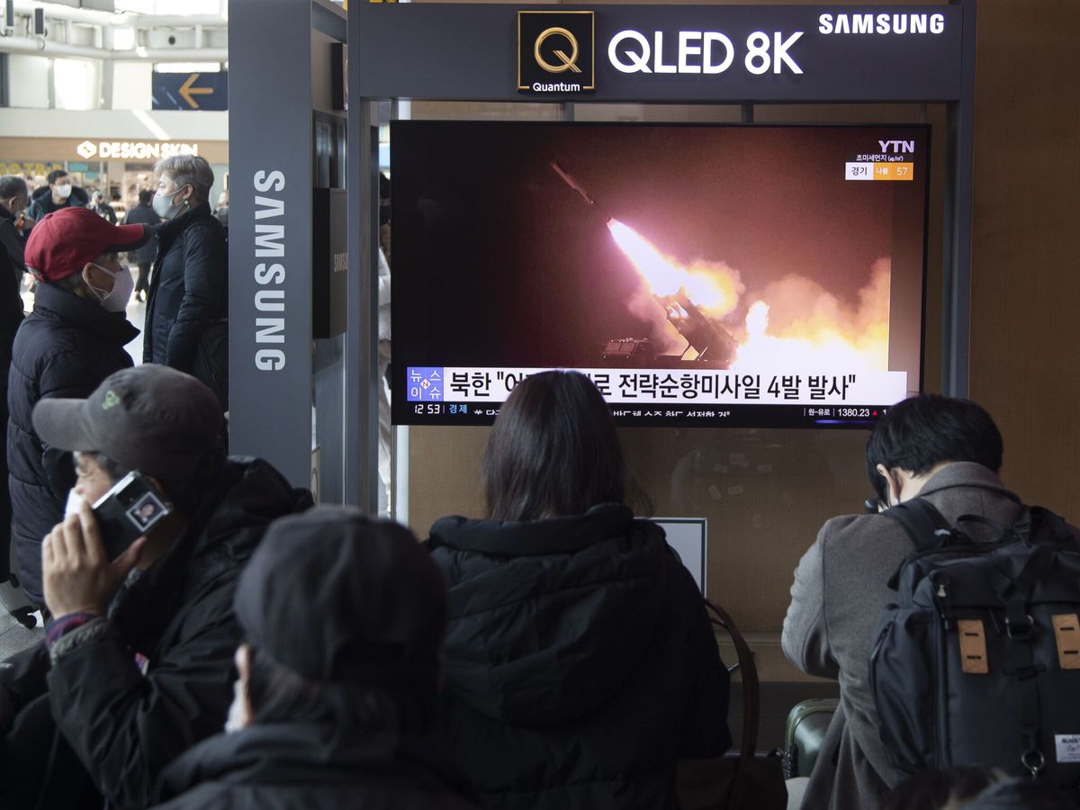 Foto: Varias personas en Seúl observan imágenes de lanzamiento de un misil en una imagen de archivo. (EFE/EPA/Jeon Heon-Kyun)