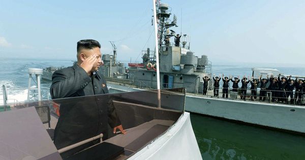 Foto: Kim Jong-un saluda a un grupo de marineros norcoreanos en una imagen sin fecha clara de principios de 2016. (Reuters)
