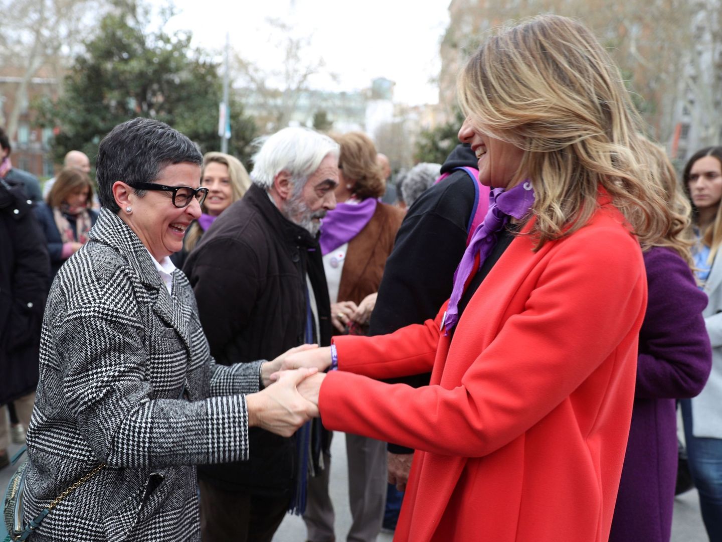 Begoña Gómez saluda a la ministra de Asuntos Exteriores, Arancha González Laya, en la manifestación por el Día de la Mujer. (EFE)