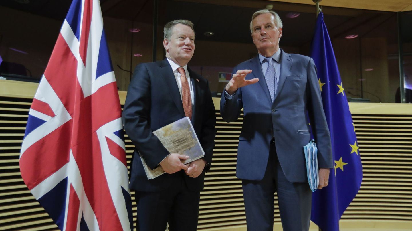 Barnier junto a su homólogo británico, David Frost. (EFE)