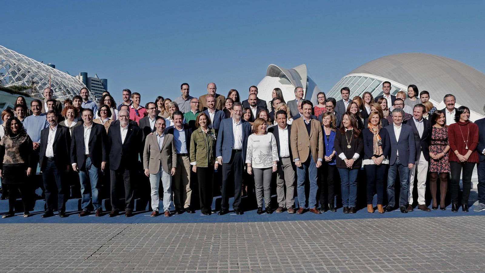 Foto: Rajoy posa con los candidatos de la Comunidad Valenciana. (EFE)