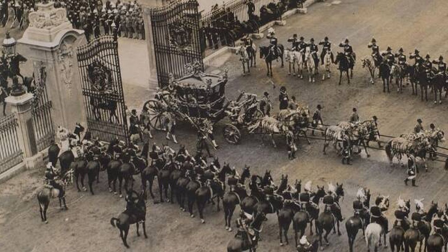 Imagen de la procesión del rey Jorge V regresando a Buckingham el 22 de junio de 1911. (Cortesía/Royalcollectiontrust)